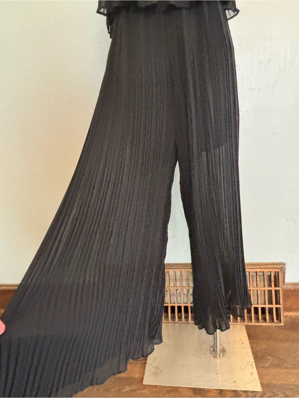 Black Elegant Vertical Pleated Jumpsuit by Shinestar Sz M - Picture 3 of 10
